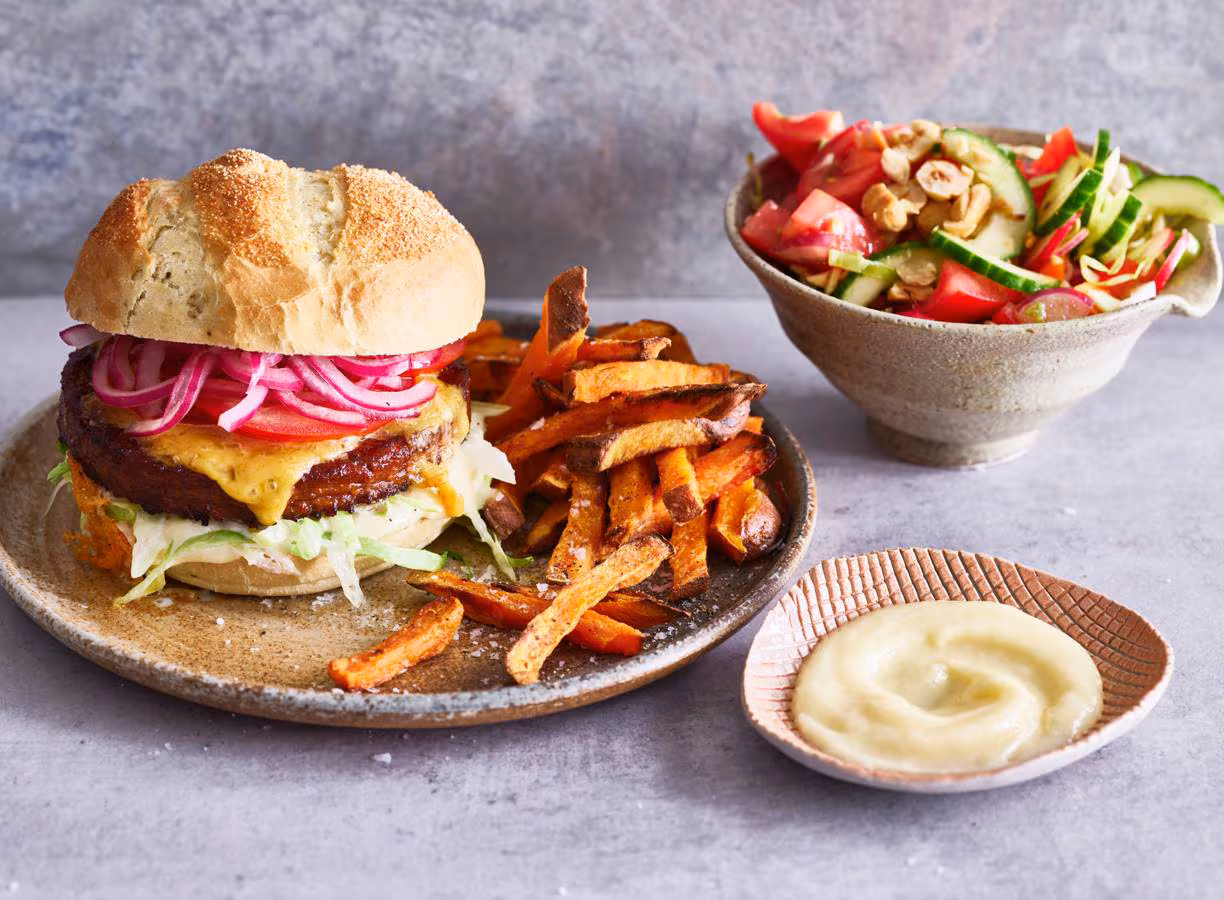 Groenteburger met zoete-aardappelfriet